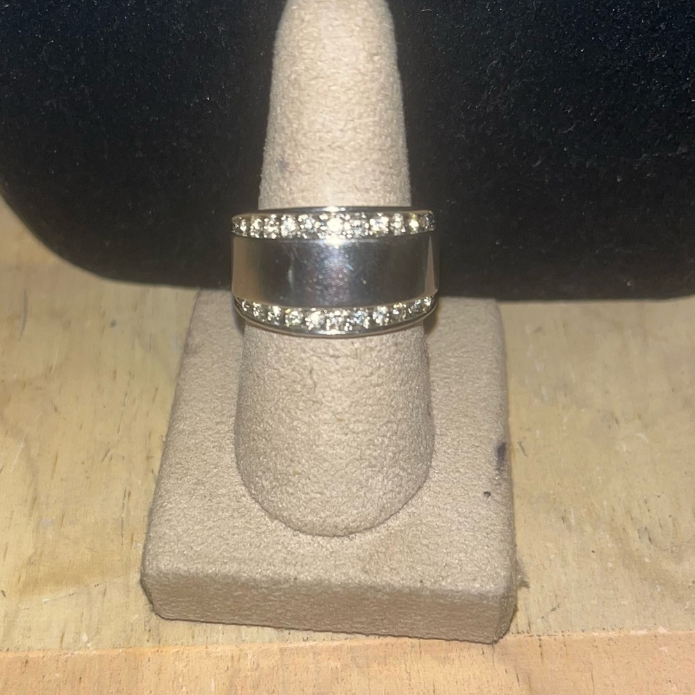 Silver Plated Ring With CZ Diamonds Size 8 EXCELLENT CONDITION!